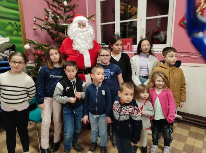 /Père Noël et les enfants du village